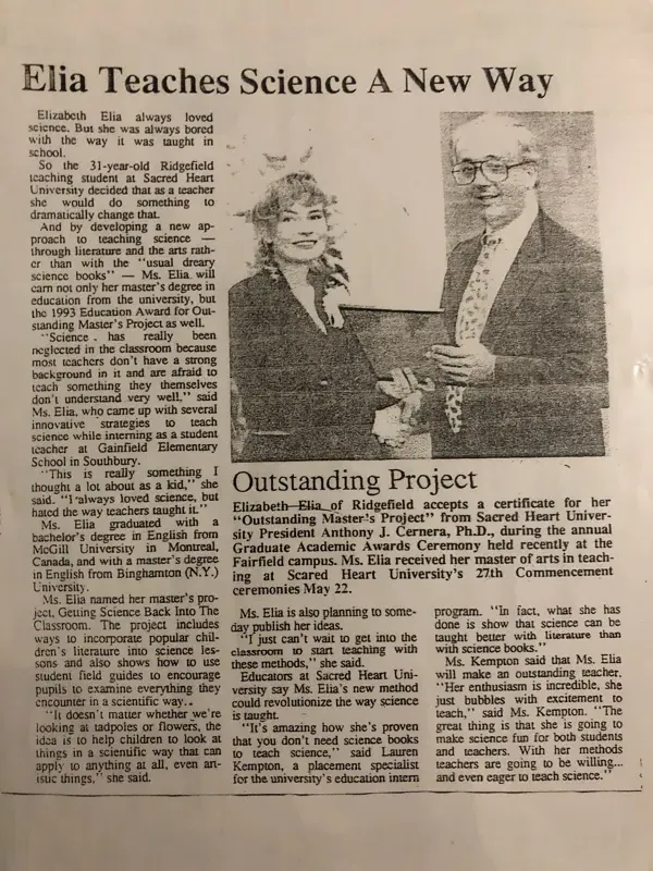 Liz Elia receives a reward for her master's thesis.